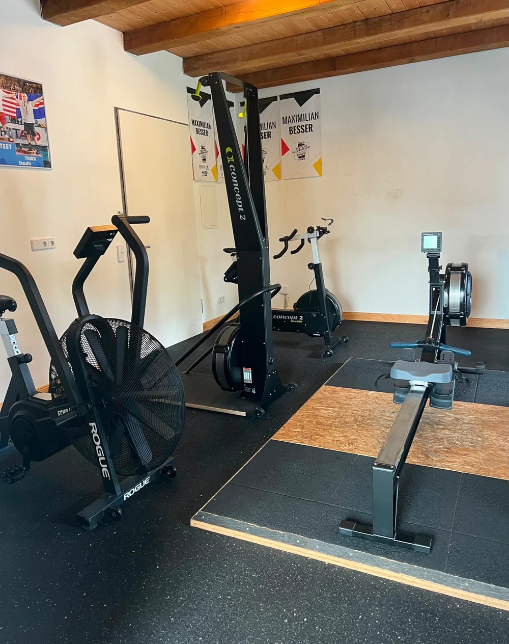 Trainingsfläche mit Ergometern für das Kleingruppentraining im Studio