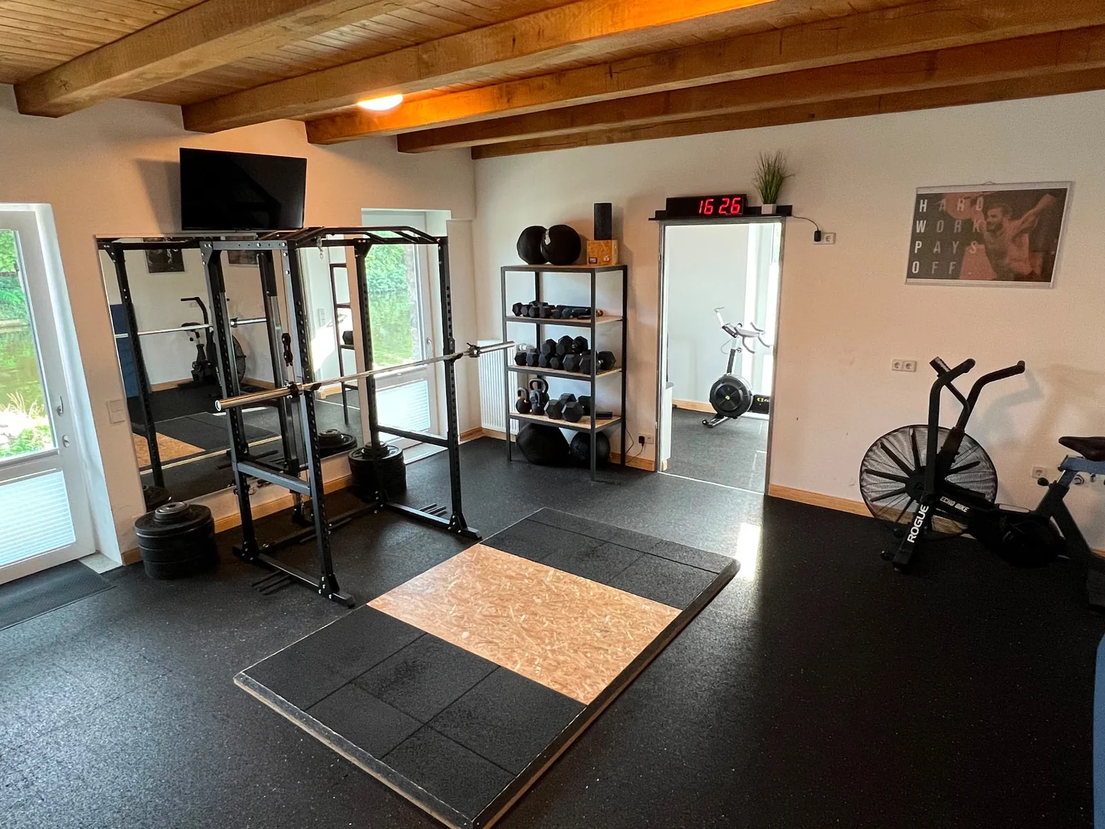 Das private Trainingsstudio in Berlin-Grünau mit Rack, Hanteln und Echo Bike